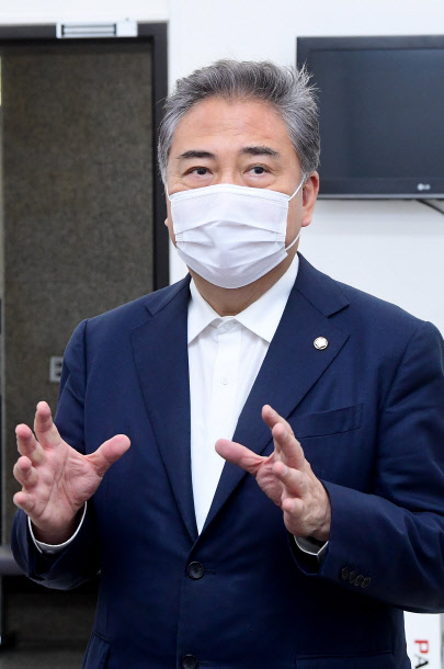 지난 7월28일 국민의힘 대선주자인 박진 의원이 서울 여의도 국회 본청 내 당 기획조정국을 찾아 경선 예비후보 등록을 마친 뒤 발언하고 있다.연합뉴스